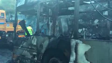 Genova, incendio distrugge autobus Amt in via Loria 