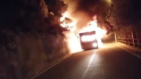 Bus Amt distrutto da un incendio, il video del rogo