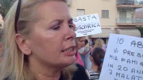 Mamme incatenate contro l'ampliamento della discarica di Collette Ozotto