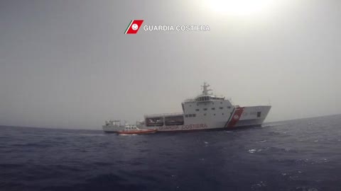 Guardia Costiera salva 107 migranti su un gommone