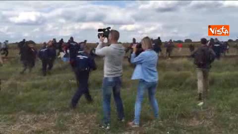Ungheria, reporter televisiva sgambetta migranti in fuga