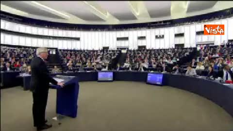 Buonanno indossa la maschera della Merkel e stringe la mano a Juncker