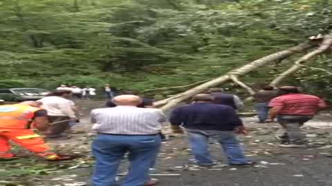 I danni della tromba d'aria in località Serrato verso Bavari