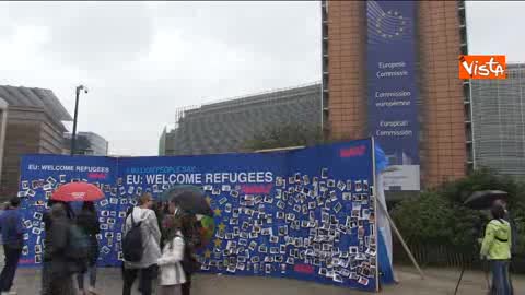 Merkel e Cameron nel filo spinato di Orban, la protesta davanti al Consiglio Ue 