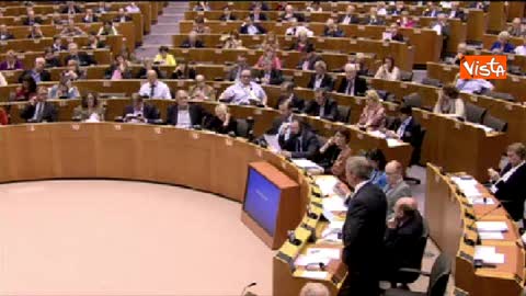 Migranti, M5s vota contro Farage e il proprio gruppo