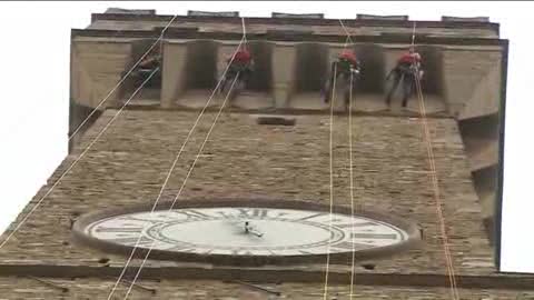 Firenze, alpinisti sul Palazzo Vecchio