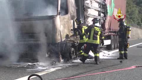 Incidente in autostrada, camion prende fuoco sulla A10