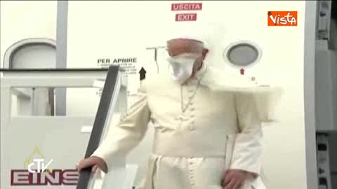 Cuba, Papa Francesco scende dall'aereo: il vento gli porta via la papalina