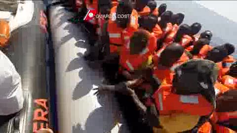 Migranti, la nave 'Corsi' soccorre un gommone: le immagini