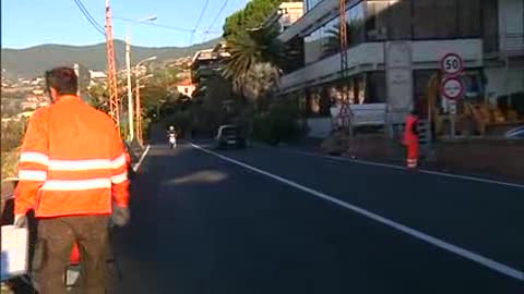 A Sanremo in Corso Mazzini al lavoro per mettere in sicurezza la strada dopo l'incidente mortale