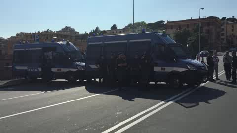 Genova Sturla, via Caprera blindata dalla polizia: rischio scontri tra Forza Nuova e antagonisti