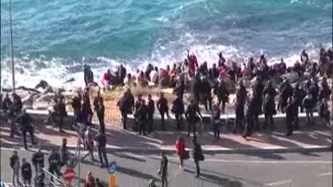 Ventimiglia, Migranti e 'No borders' protestano sulla scogliere al confine