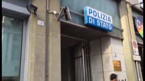 Scritte No Borders, fumogeni e vandalismi: attacco al Commissariato Centro