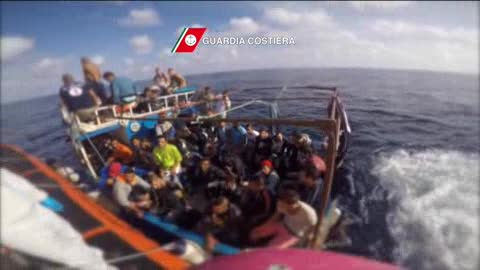 Migranti, soccorso un barcone al largo di Lampedusa