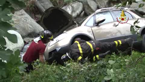 Si dimentica di mettere il freno a mano, auto finisce nel rio