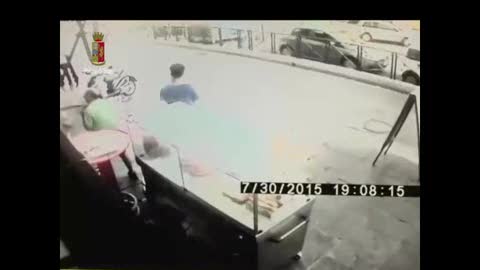 Giovane con casco spara e uccide un uomo tra la gente