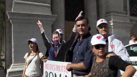 La protesta in Campidoglio contro il sindaco Marino: 
