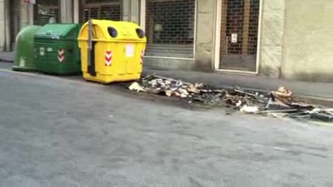 Incendio in via Finocchiaro Aprile, paura dei residenti per il rogo dei cassonetti