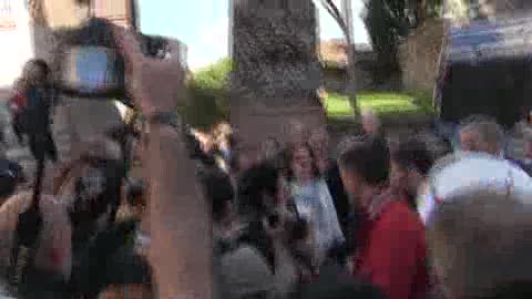 Marino scende tra la folla in Campidoglio al grido di 'Sindaco, non mollare'