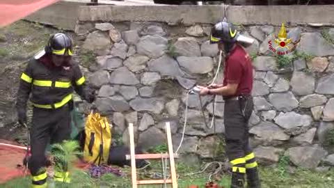 Agricoltore cade nel canale di scolo, l'intervento di recupero dei vigili del fuoco