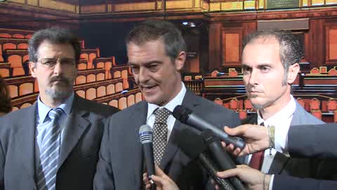 M5S in Senato con cartello 'Pd prendo di tutto', 