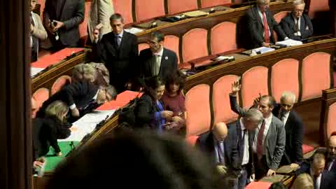 M5S abbandona aula, in Senato sui banchi vuoti la bandiera dell'Italia