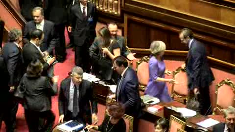 Riforma Senato, il ministro Boschi riceve i complimenti di ministri e sottosegretari 