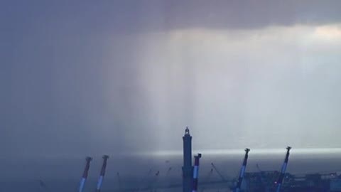 Bomba d'acqua spettacolare davanti a Genova, la vista dal grattacielo