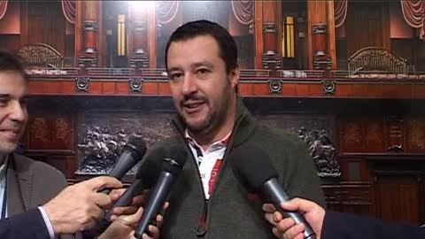 Salvini: la felpa verde fuori e rossa dentro