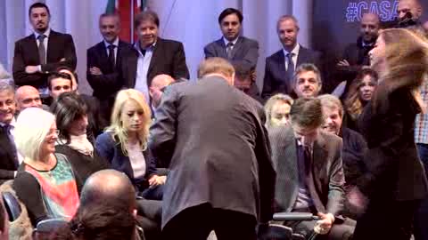 Berlusconi scherza con Maria Rosaria Rossi ma lei non ci sta. E lui: 
