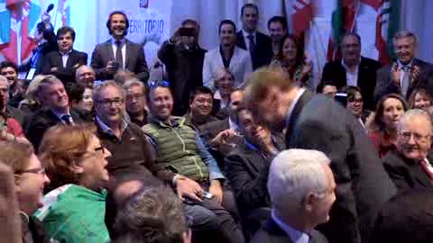Berlusconi show: una fan lo esalta e lui finge di spogliarsi