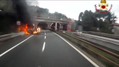 Tir in fiamme su A1, autostrada bloccata: le immagini