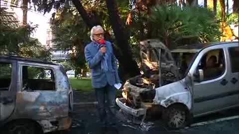 A Sanremo caccia al piromane, tre auto in fiamme davanti al Comune