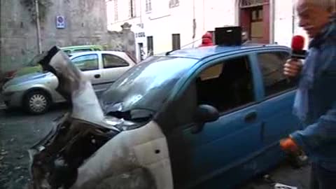 Incendio in piazza Corridoni nel cuore di Sanremo, auto in fiamme