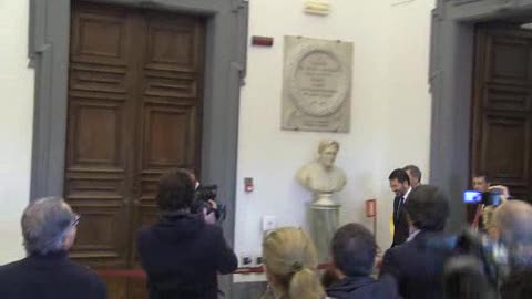 Marino arriva in conferenza stampa al Campidoglio