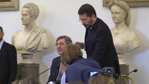 Marino premuroso: versa l'acqua ai suoi prima della conferenza stampa