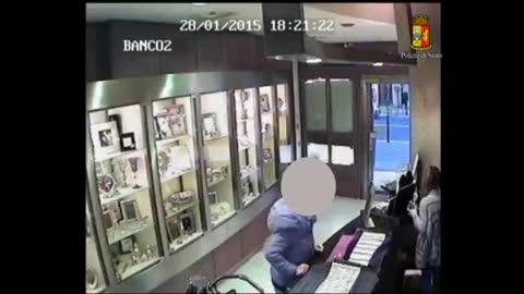 Livorno, furti in negozio con bimbo in carrozzina, arrestata 29enne