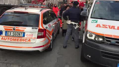 Ore 9, l'uomo salito sulla gru in Darsena scende a terra