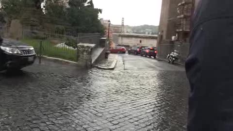 Marino esce dal Campidoglio dopo essere stato ore in giunta riunita