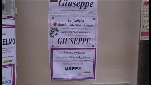 In mille al funerale del giovane ucciso in strada