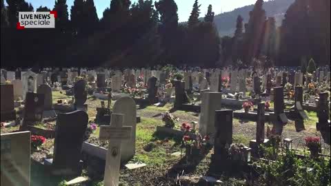 Cimiteri degradati, funerali a basso costo: viaggio nel mondo del 