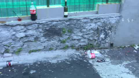 Cimitero di Staglieno, discarica davanti all'ingresso  della salita che porta alla chiesa