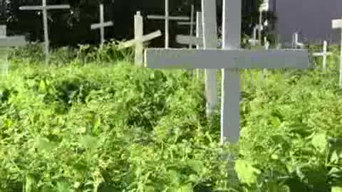 Croci bianche in Piazza Piccapietra per ricordare le vittime della crisi economica