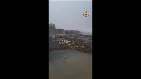 Reggio Calabria, maltempo: crolla ponte, binario sospeso nel vuoto 