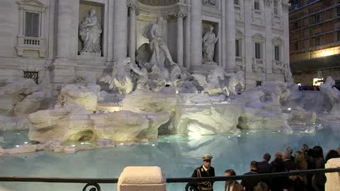 Roma, torna l'acqua nella Fontana di Trevi: le immagini spettacolari
