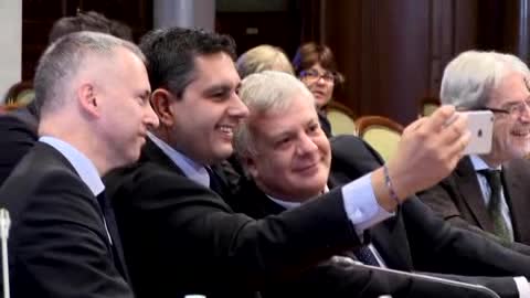 Governo-Regioni, Toti fa un selfie con Galletti e Doria dopo la firma 