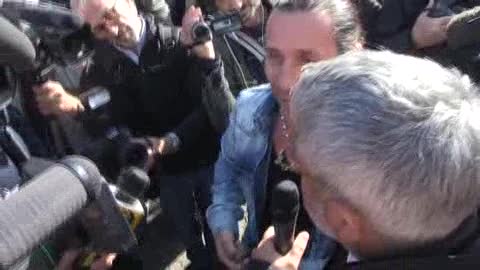 Mafia Capitale, fuori dal tribunale Povia canta contro l'Europa