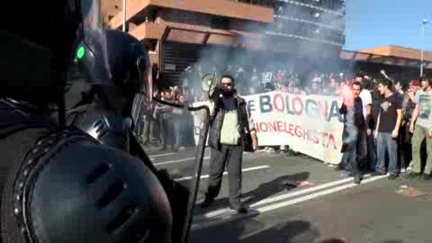 Scontri antagonisti-polizia a Bologna, le immagini