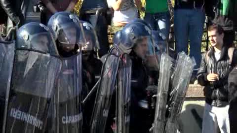 Scontri antagonisti-polizia a Bologna, una manifestante parla con gli agenti