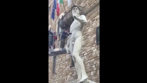 Strage di Parigi, Firenze: fascia nera a lutto sul braccio del David di Michelangelo